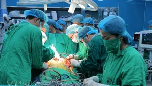 Un trasplante de pulmón en el Hospital Nacional de Neumología. (Foto: VNA)