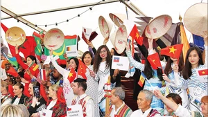Vietnamitas del extranjero presentan la cultura vietnamita en el Día Internacional de la Francófona.