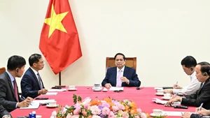 [Foto] Primer ministro vietnamita sostiene conversación telefónica con su homólogo malasio