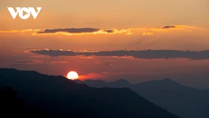 Cuando el sol se esconde tras las montañas, el color dorado ilumina los campos, las colinas de hierbas y las sonrisas de las muchachas.