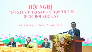 El miembro permanente del Secretariado del CPV, Tran Cam Tu y los delegados asisten a la conferencia con votantes tras el décimo período de sesiones de la Asamblea Nacional de la XV legislatura. 