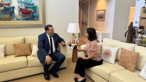 El ministro de la Secretaría de Políticas Lingüísticas, Javier Viveros, en la entrevista. (Foto: VNA)