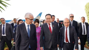 El presidente de la Cámara de Representantes de Marruecos, Rachid Talbi Alami, recibe al presidente la Asamblea Nacional de Vietnam, Tran Thanh Man, y su esposa en el aeropuerto de Rabat-Salé. (Foto: VNA)