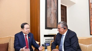 El presidente de la Asamblea Nacional de Vietnam, Tran Thanh Man (izquierda), conversa con el primer ministro de Marruecos, Aziz Akhannouch. (Foto: VNA)