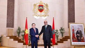 El presidente de la Asamblea Nacional de Vietnam, Tran Thanh Man (izquierda), se reúne con Mohamed Ould Errachid, titular de la Cámara de Consejeros de Marruecos. (Foto: VNA)