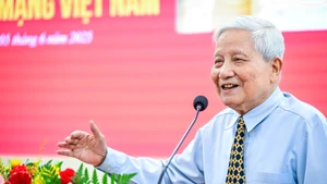 [Foto] Presentan el libro “Quintaesencia de la Revolución vietnamita” del periodista Ha Dang