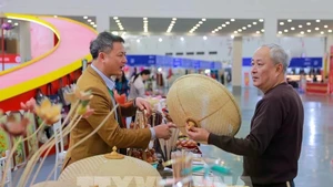 La Feria de Primavera 2026 cuenta con una amplia variedad de stands de pueblos artesanales con más de 100 años de historia. (Foto: VNA)