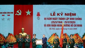 El secretario general del PCV, To Lam, otorga la Orden Ho Chi Minh al Cuerpo de Ingenieros Militares. (Foto: VNA)