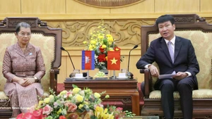 El secretario del Comité del Partido Comunista de Vietnam en Ninh Binh, Tran Huy Tuan, recibe a la presidenta del Consejo Nacional del Frente de Solidaridad para el Desarrollo de la Patria Camboyana, Men Sam An. (Foto: VNA)