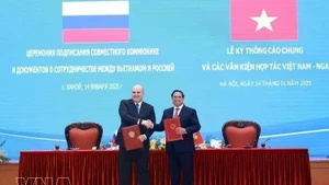 El primer ministro Pham Minh Chinh y su homólogo ruso, Mikhail Vladimirovich Mishustin, firman un comunicado conjunto sobre los resultados de la visita oficial a Vietnam del jefe del Gobierno de Rusia (Hanói, 14 de enero de 2025). (Foto: VNA)