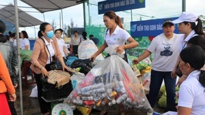 Mujeres del distrito de Binh Son, provincia de Quang Ngai, recolectan chatarra y botellas de plástico para contribuir al evento "Red verde – Unir manos por la protección del medio ambiente marino y la construcción de nuevas áreas rurales". (Foto: VNA)