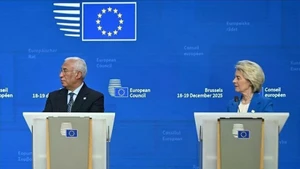 La presidenta de la Comisión Europea, Ursula von der Leyen (derecha), y el presidente del Consejo Europeo, Antonio Costa. (Foto: VNA)