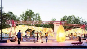 Una exposición única realizada con papel Do tradicional y materiales reciclados en el jardín de flores de Dien Hong. (Fuente: Nhan Dan)