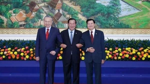 El secretario general del Partido Comunista de Vietnam (PCV), To Lam (izquierda), el presidente del Partido Popular de Camboya (PPC), Hun Sen (derecha), y el secretario general del Partido Revolucionario Popular de Laos (PPRL), Thongloun Sisoulith, en la reunión de alto nivel en Phnom Penh. (Foto: VNA)