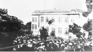 Las masas populares participaron en el levantamiento para tomar el poder en la ciudad de Vinh en agosto de 1945. (Foto: baonghean.vn)