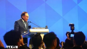 El primer ministro de Malasia, Datuk Seri Anwar Bin Ibrahim, pronuncia un discurso especial en el 22º Diálogo de Shangri-La. (Foto: VNA)