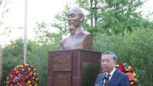 [Foto] Líder partidista vietnamita asiste a inauguración de estatua del Presidente Ho Chi Minh en Embajada de Vietnam en Corea del Sur