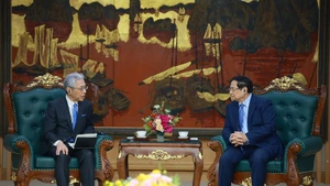 El primer ministro de Vietnam, Pham Minh Chinh, recibe al presidente y director ejecutivo del grupo japonés Mitsui, Hori Kenichi. (Foto: VNA)