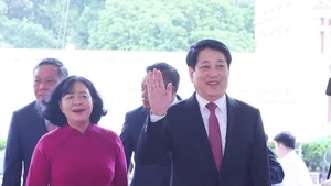 El presidente Luong Cuong, junto con los delegados, en la ceremonia. (Foto: Van Diep / VNA)