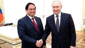 El primer ministro de Vietnam, Pham Minh Chinh, y el presidente de Rusia, Vladimir Putin. (Foto: VNA)