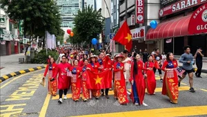 En el desfile de Ao Dai. (Foto: VNA)