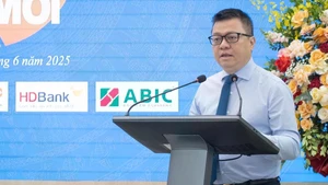 Le Quoc Minh, miembro del Comité Central del Partido Comunista de Vietnam, presidente de Nhan Dan, subjefe de la Comisión de Propaganda y Movilización de Masas del Comité Central del Partido y presidente de la Asociación de Periodistas de Vietnam, habla en el evento. 
