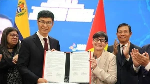 En la ceremonia de firma del documento. (Foto: VNA)