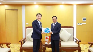 Nguyen Danh Huy (derecha), vceministro de Construcción de Vietnam, recibe a Hajime Sasaki, viceministro de Tierra, Infraestructura, Transporte y Turismo de Japón. 