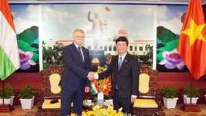 Vo Van Minh, subsecretario del Comité del Partido y presidente del Consejo Popular de Ciudad Ho Chi Minh, recibe al presidente de la Asamblea Nacional de Hungría, Kover Laszlo. (Foto: VNA)