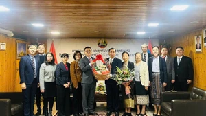 El embajador de Vietnam en Austria, Vu Le Thai Hoang, al frente de la delegación de su misión diplomática, visita la Embajada de Vientián en Viena. 