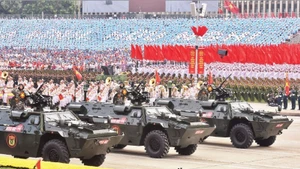 Vehículos de combate de infantería participan en el acto conmemorativo y desfile cívico-militar por el 80º aniversario de la Revolución de Agosto y del Día Nacional de Vietnam, el 2 de septiembre, en la plaza Ba Dinh de Hanói. (Foto: Tran Hai)