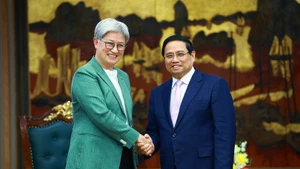 El primer ministro de Vietnam, Pham Minh Chinh, recibe a la ministra de Relaciones Exteriores de Australia, Penny Wong. (Foto: VNA)