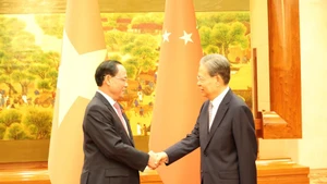 El vicepresidente de la Asamblea Nacional de Vietnam, Tran Quang Phuong (izquierda) y Zhao Leji, titular del Comité Permanente de la Asamblea Popular Nacional de China. (Foto: VNA)