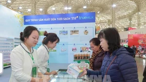 En el stand del grupo lácteo TH. (Foto: VNA)