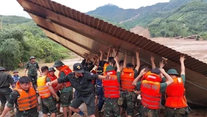 Las fuerzas del Ejército buscan a las víctimas desaparecidas por un deslizamiento de tierra en la aldea Nu, comuna de Phuc Khanh, distrito de Bao Yen (Lao Cai). (Foto: VNA)