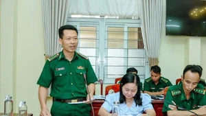 El coronel Pham Le Xuan Binh, comandante del Comando de Guardafronteras de Can Tho en una reunión sobre la INDNR. (Foto: VNA)
