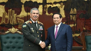 [Foto] Primer ministro vietnamita se reúne con ministro de Defensa de Azerbaiyán 