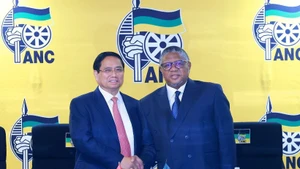 El primer ministro Pham Minh Chinh (izquierda) y el secretario general del Congreso Nacional Africano, Fikile Mbalula. (Foto: VNA)