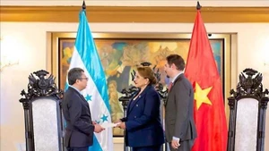 La presidenta de Honduras, Xiomara Castro, recibe a Nguyen Van Hai, embajador vietnamita en México y concurrente en Honduras, quien le presentó sus cartas credenciales. (Foto: VNA)