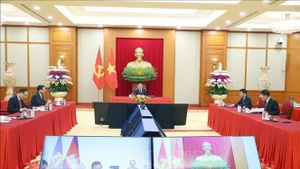 El secretario general del Comité Central del Partido Comunista de Vietnam, To Lam, sostuvo una llamada telefónica con el presidente del Partido Popular de Camboya y titular del Senado, Samdech Techo Hun Sen. (Foto: VNA)