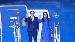 El primer ministro Pham Minh Chinh y su esposa Le Thi Bich Tran en la base aérea militar de Galeão, Río de Janeiro, Brasil.. (Foto: VNA)