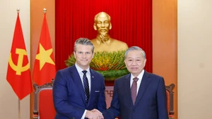 El secretario general del PCV, To Lam (derecha), recibe al secretario de Guerra de Estados Unidos, Pete Hegseth. (Foto: VNA)