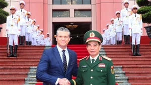 El secretario del Departamento de Guerra de Estados Unidos, Pete Hegseth, y general Phan Van Giang, ministro de Defensa de Vietnam. (Foto: VNA)