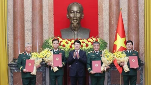 El presidente Luong Cuong entrega las decisiones a los viceministros de Defensa Nguyen Hong Thai, Nguyen Van Hien, Nguyen Truong Thang, y el subjefe del Estado Mayor General del EPV, Nguyen Quang Ngoc. (Foto: VNA)