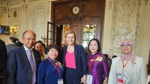 La vicepresidenta de la Asamblea Nacional, Nguyen Thi Thanh (segunda desde la derecha), se reúne con la titular de la Asamblea Nacional francesa, Yael Braun-Pivet (centro). (Foto: VNA)