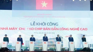 El secretario general del Partido Comunista de Vietnam, To Lam, el primer ministro Pham Minh Chinh y otros delegados dan inicio a la construcción de una planta de fabricación de chips semiconductores de alta tecnología. (Foto: VNA)