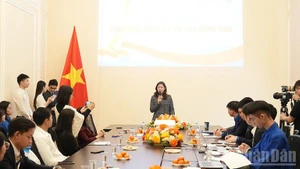La miembro del Buró Permanente del Comité del PCV en Rusia, Ngo Thi Thu Hoai, habal en el evento.