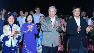 El secretario general del PCV, To Lam, y los delegados en el Festival.