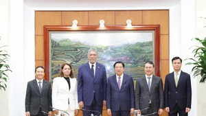 El jefe de la Comisión de Asuntos Internos del Comité Central del Partido Comunista de Vietnam, Phan Dinh Trac (tercero desde la derecha), recibe a Miguel Mejía, (tercero desde la izquierda) secretario general del Movimiento Izquierda Unida de la República Dominicana. (Foto: VNA)