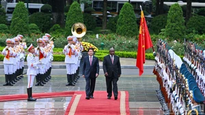 El presidente Luong Cuong y su par sudafricano Matamela Cyril Ramaphosa pasan revista a la Guardia de Honor del Ejército Popular de Vietnam.